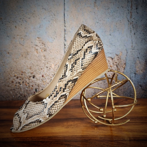 Journee Collection Snake Pattern Wedge 11 - Picture 2 of 11